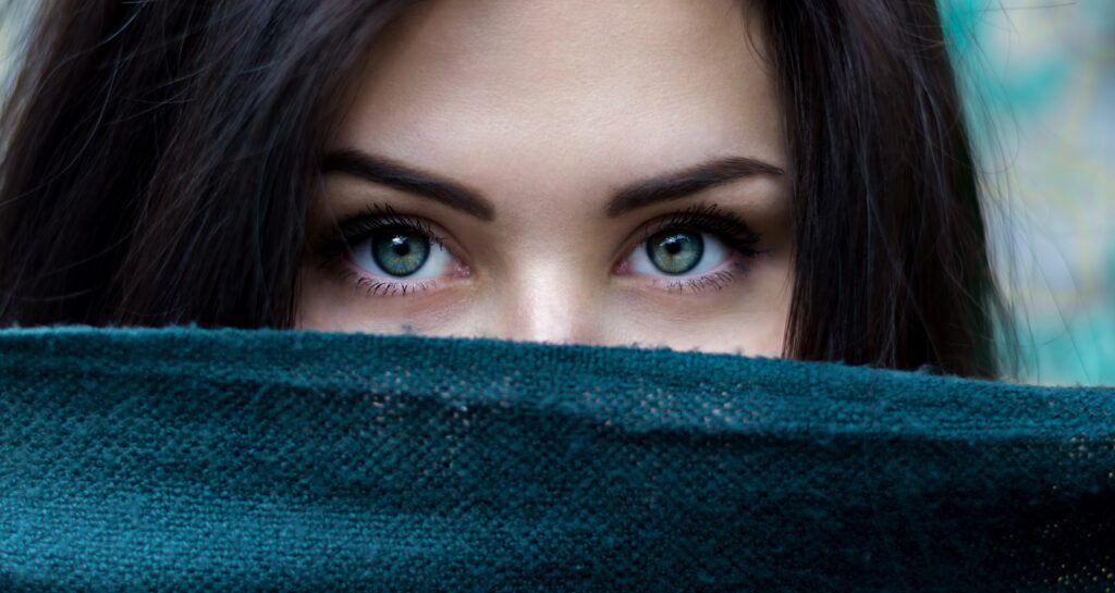 Image of alluring eyes