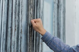 Image of someone knocking at door