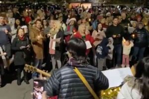 Image of Kirk Cameron leading Christmas singing