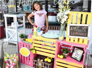 Picture of Lisa Scott and her lemonade stand